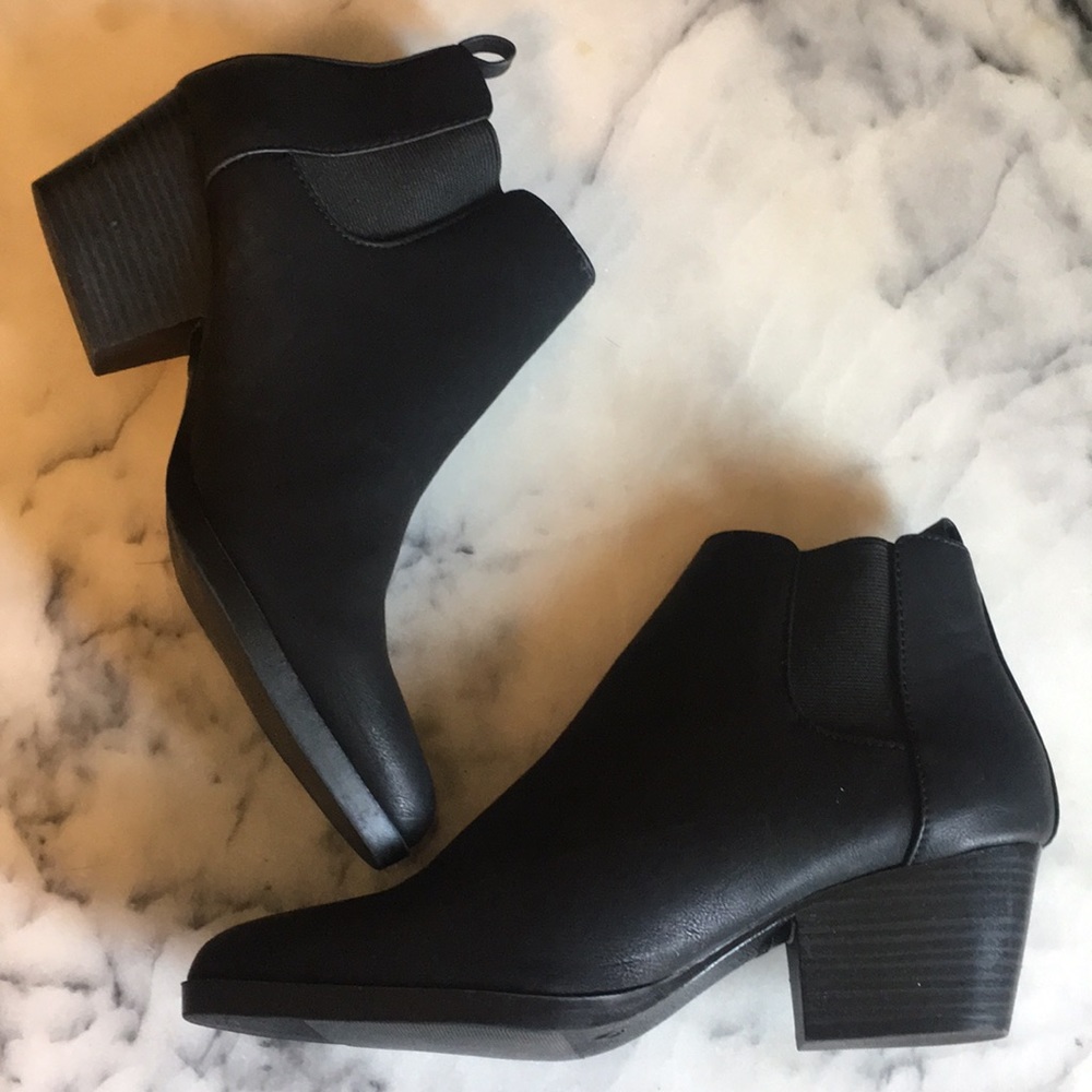 Pointed toe Chelsea Boots